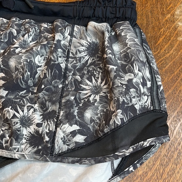 Lululemon Hotty Hot Short Flowabunga Black Angel Wing Size 10 - Picture 4 of 12